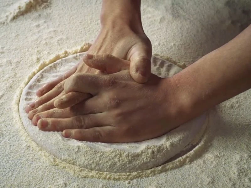 Gnječite testo kako biste oslobodili vazduh