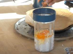 dodajte jaja brasno i sir u blender