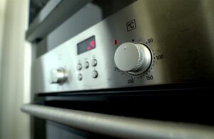 Uključite rernu na 180°C i pripremite pleh sa papirom za pečenje. U činiji umutite belanca dok ne zapene. Dodajte posni sir, ovseno brašno, prašak za pecivo i začine. Sve sjedinite u kompaktnu smesu. Sipajte smesu u pleh i poravnajte kašikom u obliku tanke kore. Pecite 15 minuta dok ne porumeni. Izvadite, premažite paradajz sosom i dodajte nadev od mocarele, pilećih prsa i maslina uključite rernuna 180 stepeni