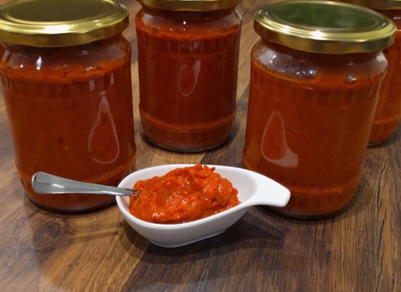 prikaz spremljenog ajvara u teglama i činiji