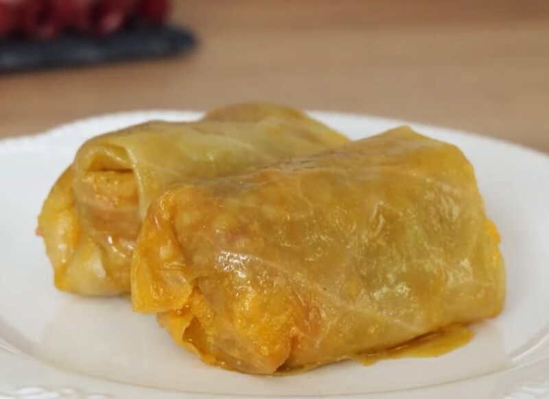 prikaz dve sarme servirane na tanjiru