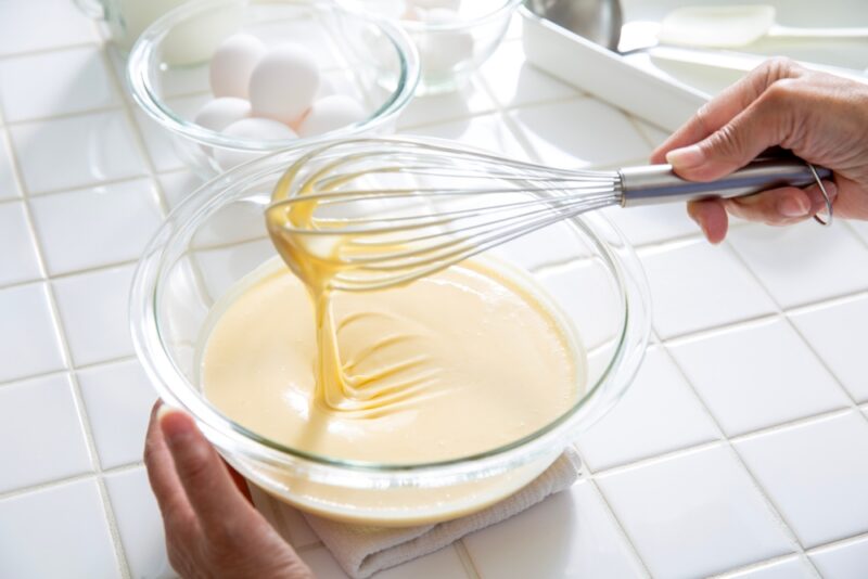 Priprema smese za palačinke mešanjem sastojaka u staklenoj činiji