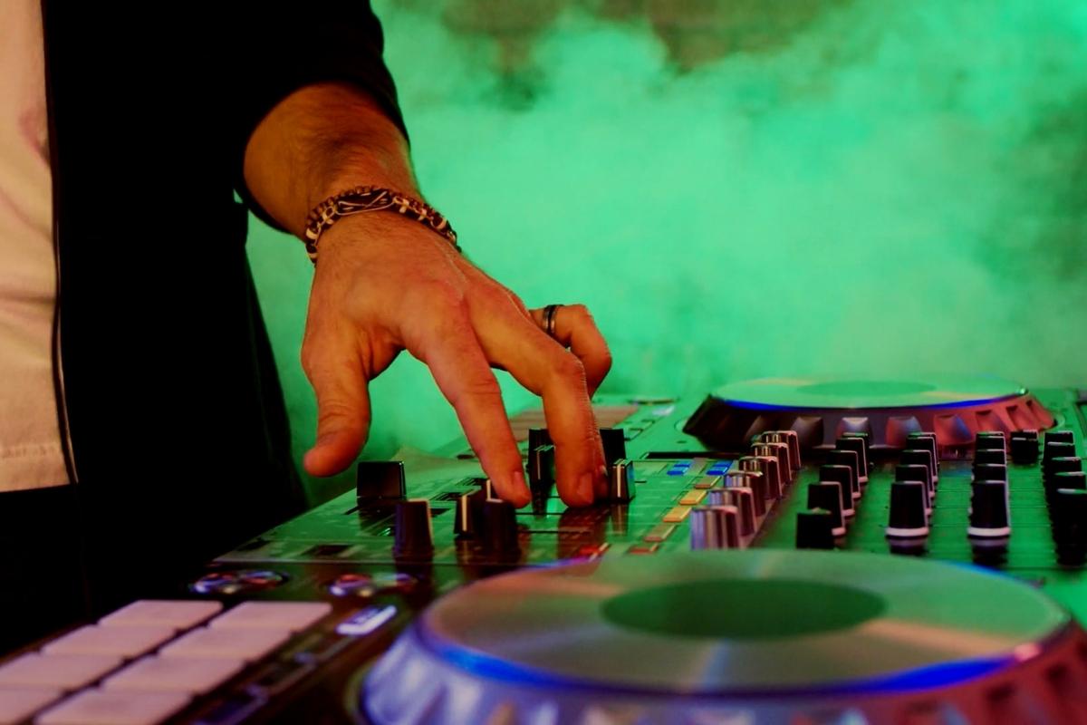 dj pušta muziku
