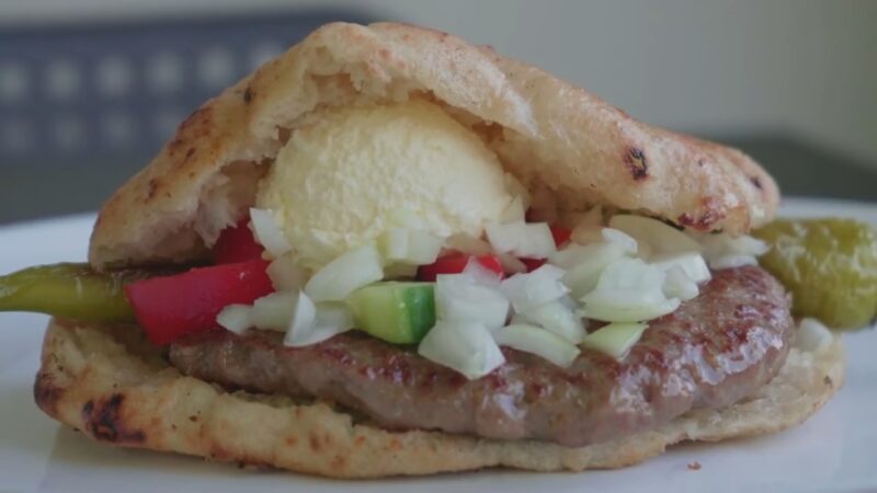 Pljeskavica u domaćoj lepinji sa lukom, povrćem i prilozima